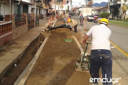 Imagen de obreros durante la obra Ciclo ruta del municipio de La Ceja - Antioquia